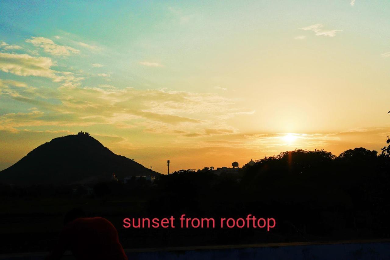Veera'S Hostel بوشكار المظهر الخارجي الصورة